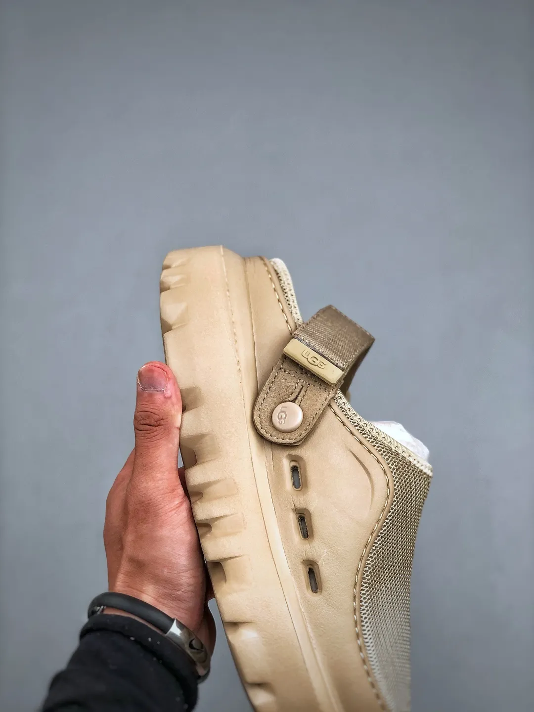 💰440 support store L/UGG summer new snow answer SKTA classic simple, comfortable and versatile, fashionable and casual, thick sole, comfortable, lightweight and breathable clog shoes, silent, wear-resistant and anti-wear. It is a vitality bomb in summer, full of youthful vitality, mesh material is breathable and light, super cool to wear in summer. Adjustable buckle design, convenient and considerate. The thick sole is non-slip and makes walking stable. Whether you are playing on the beach or strolling in the city streets, it can make you full of energy and become the center of attention ~ Size: 38-44